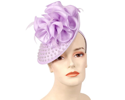 This Pearl Derby fascinator is available in white, hunter green and black.